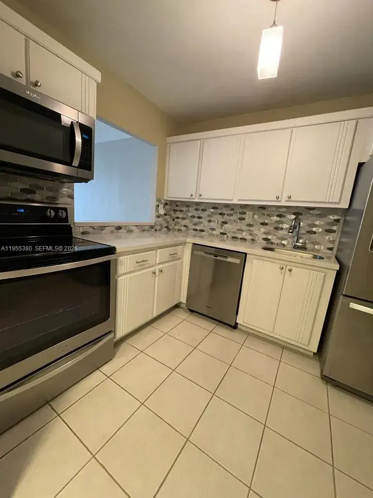 1000 Parkview Dr # 1016, Hallandale Beach FL 33009