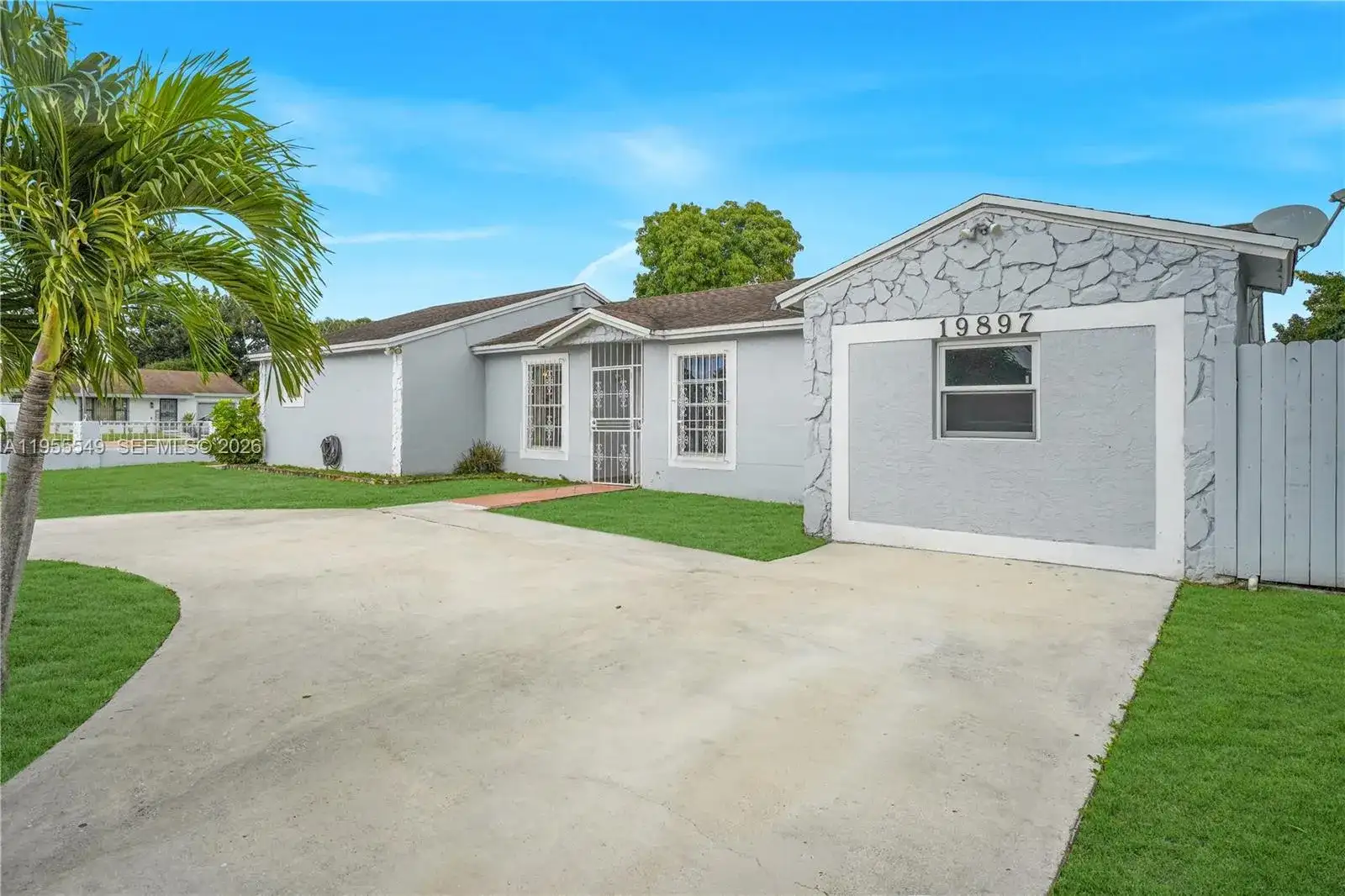 19897 NW 62nd Ave, Hialeah FL 33015 photo 2