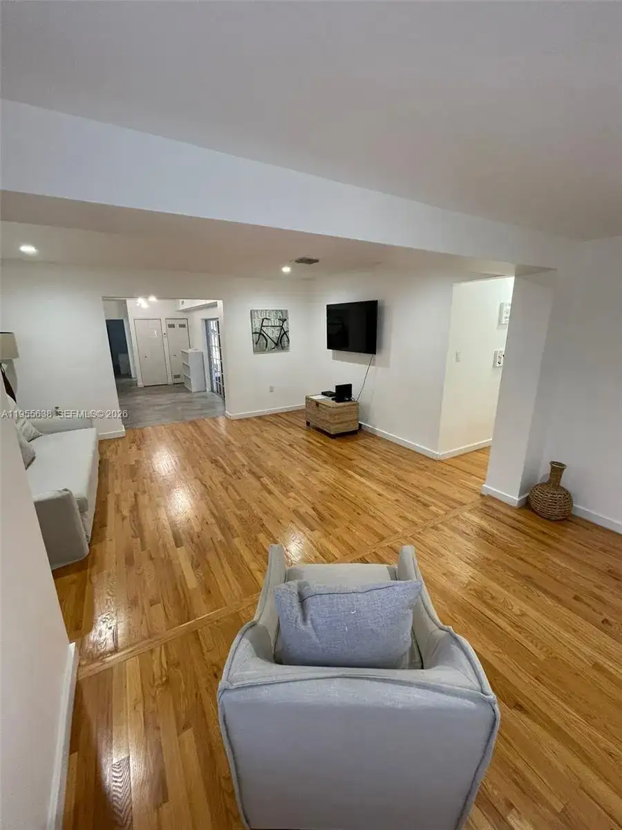 2375 NE 185th St, Miami FL 33180 photo 3