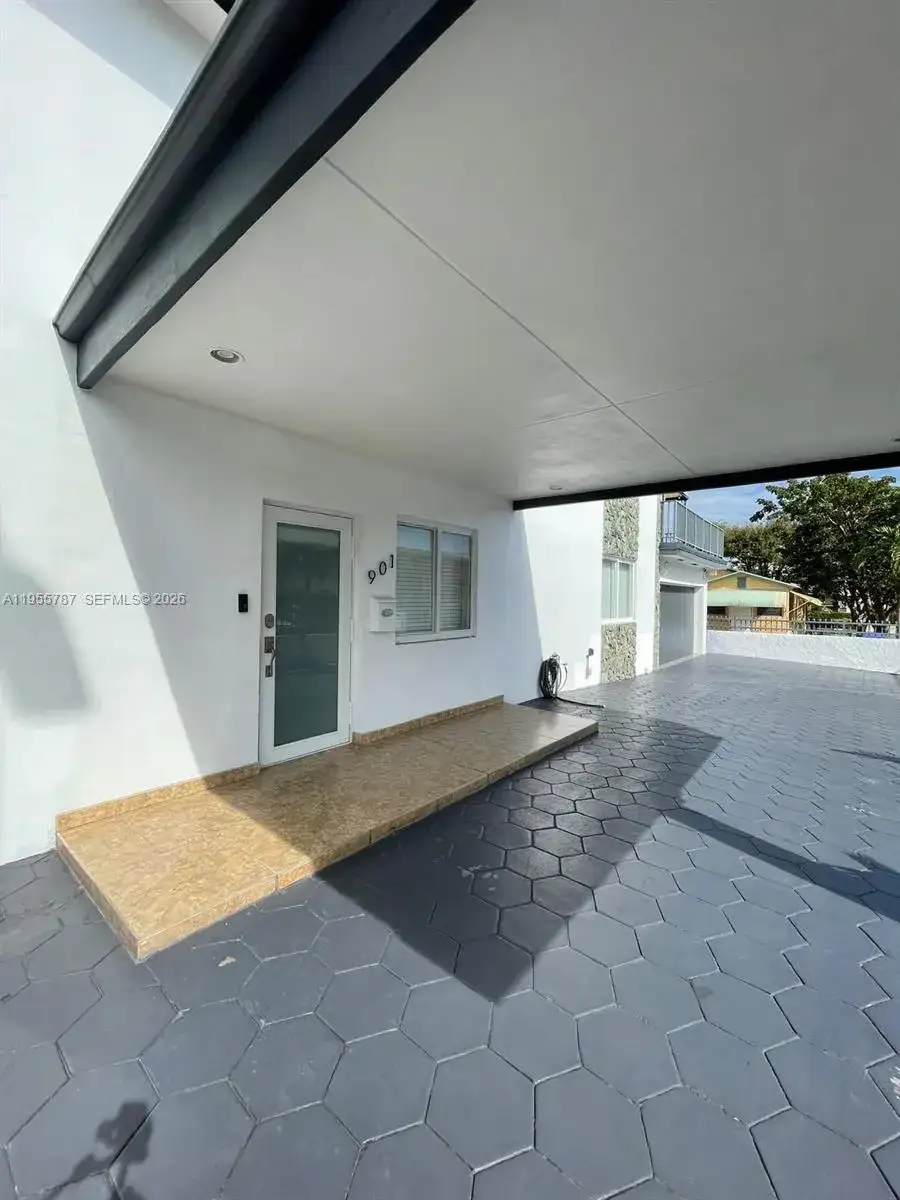 901 NW 22nd Pl, Miami FL 33125 photo 2