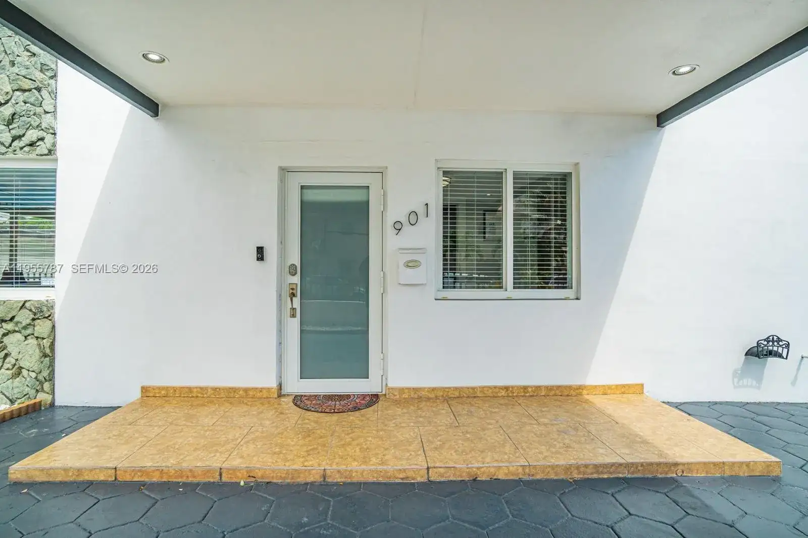 901 NW 22nd Pl, Miami FL 33125 photo 3