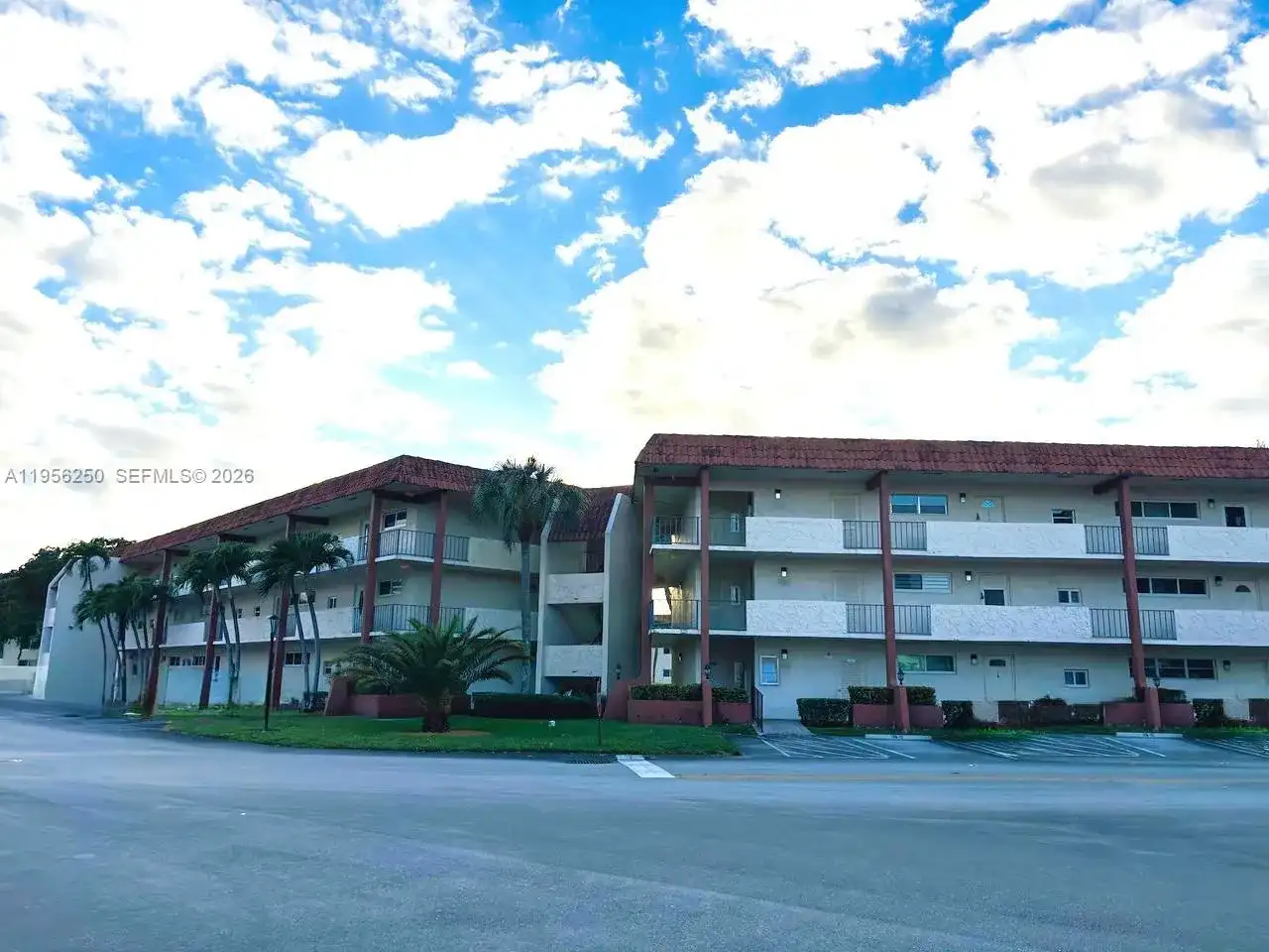 411 S Hollybrook Dr # 305, Pembroke Pines FL 33025