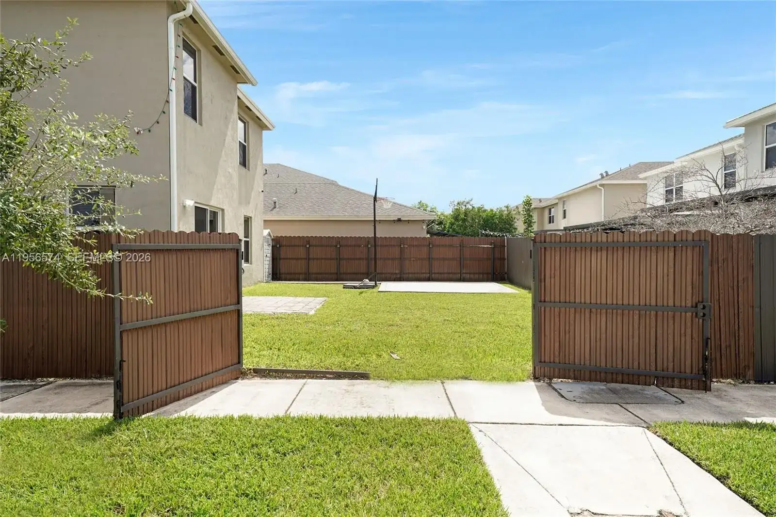 572 NE 6th Pl, Homestead FL 33034 photo 2