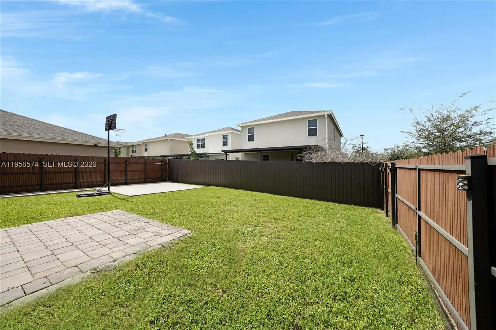 572 NE 6th Pl, Homestead FL 33034 photo 3