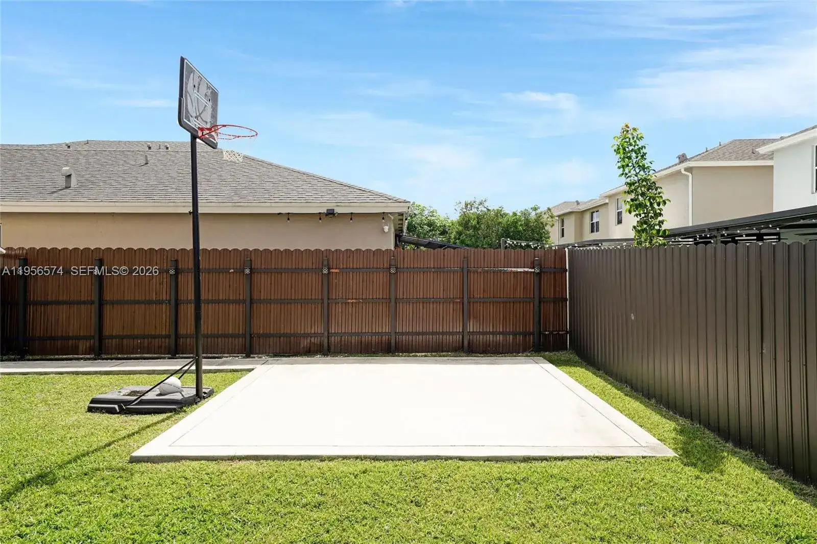 572 NE 6th Pl, Homestead FL 33034 photo 4