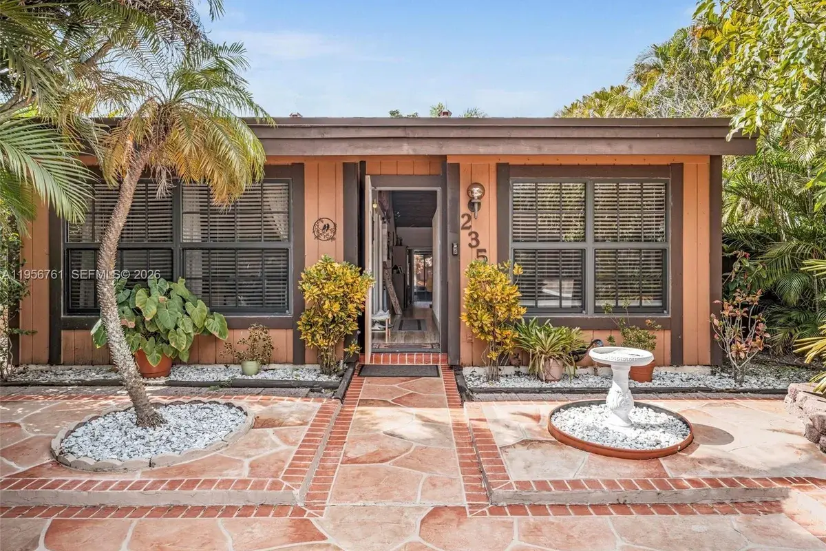 2350 Elm Ct, Pembroke Pines FL 33026