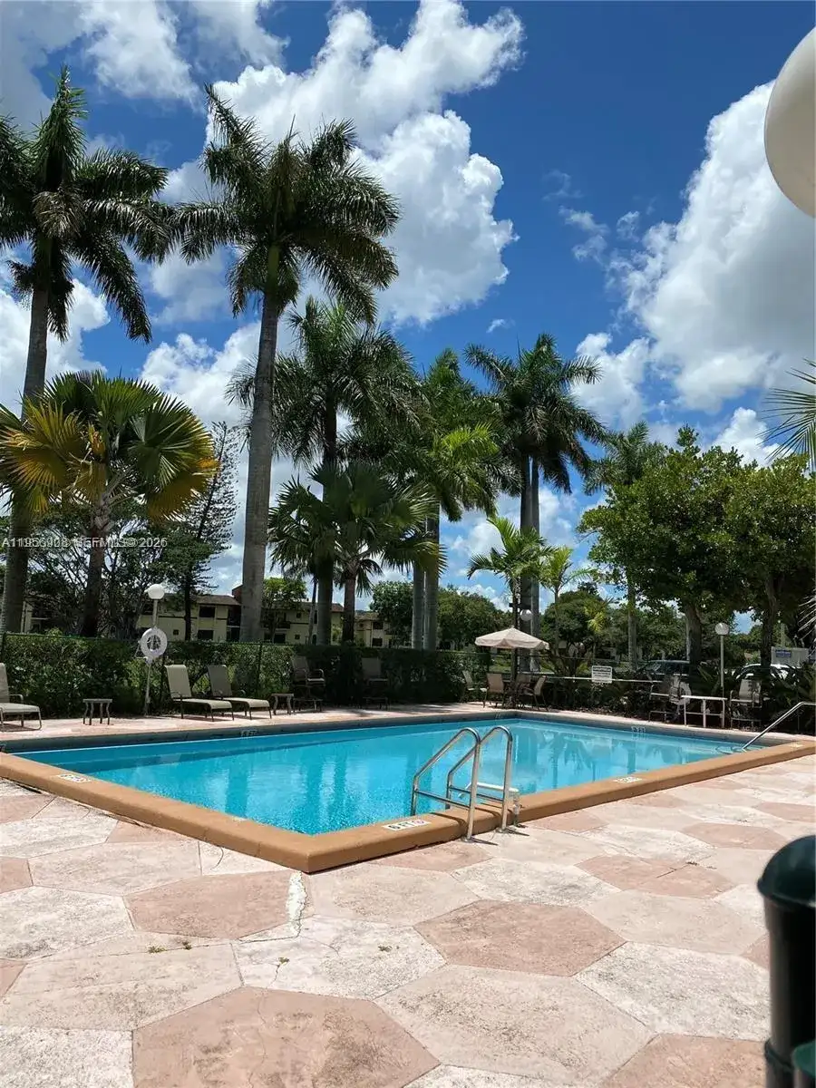 7900 Camino Cir # 403, Miami FL 33143 photo 3