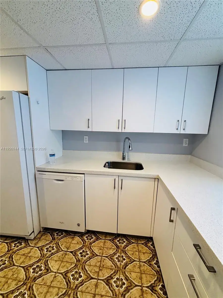 2001 Atlantic Shores Blvd # 409, Hallandale Beach FL 33009