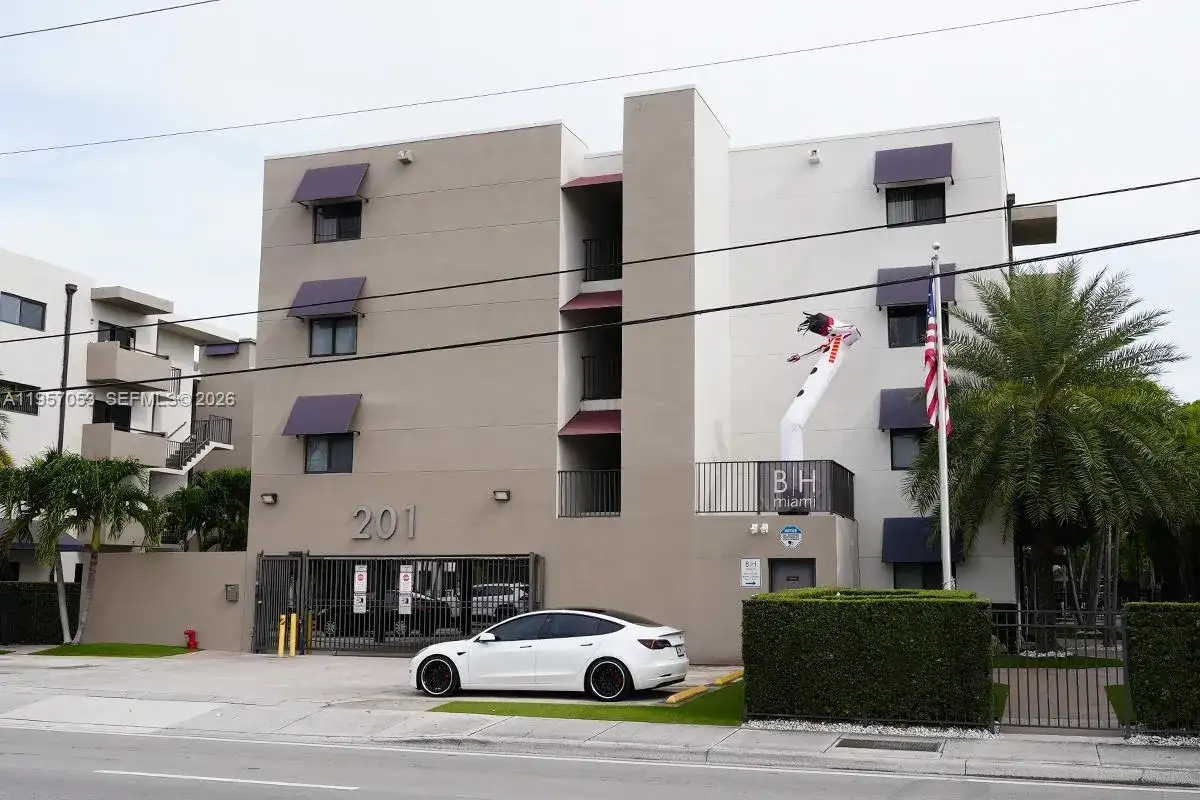 211 NW 72nd Ave # 301, Miami FL 33126 photo 2