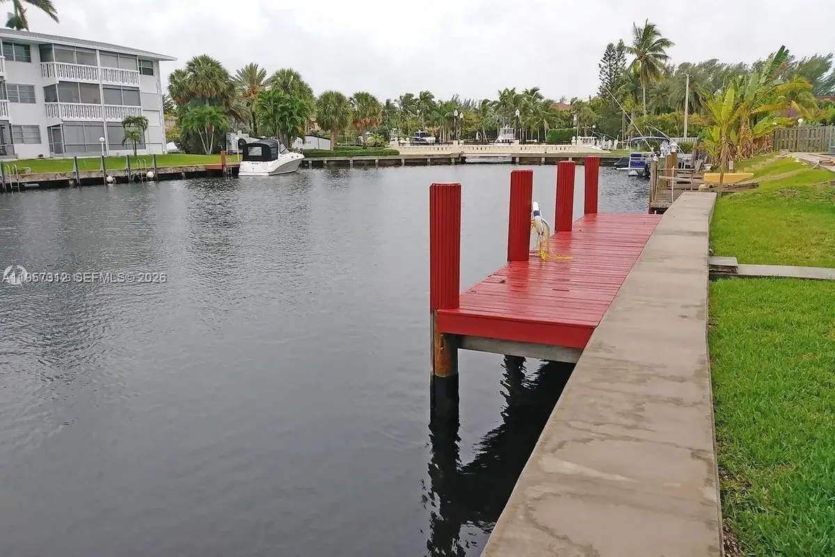 581 Blue Heron Dr # B, Hallandale Beach FL 33009