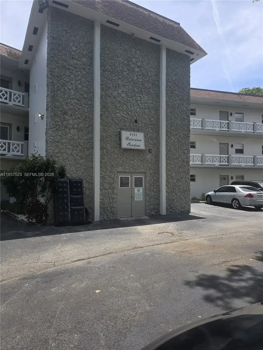 5151 W Oakland Park Blvd # 303, Lauderdale Lakes FL 33313
