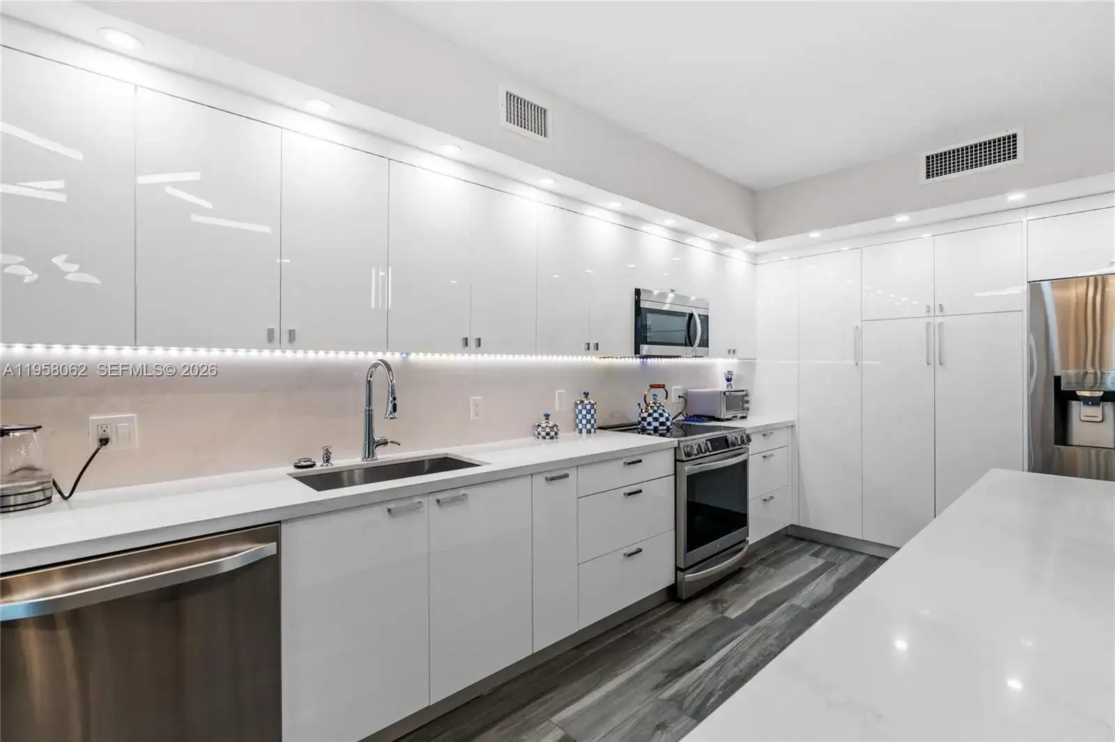 17555 Atlantic Blvd, Sunny Isles Beach FL 33160 photo 4