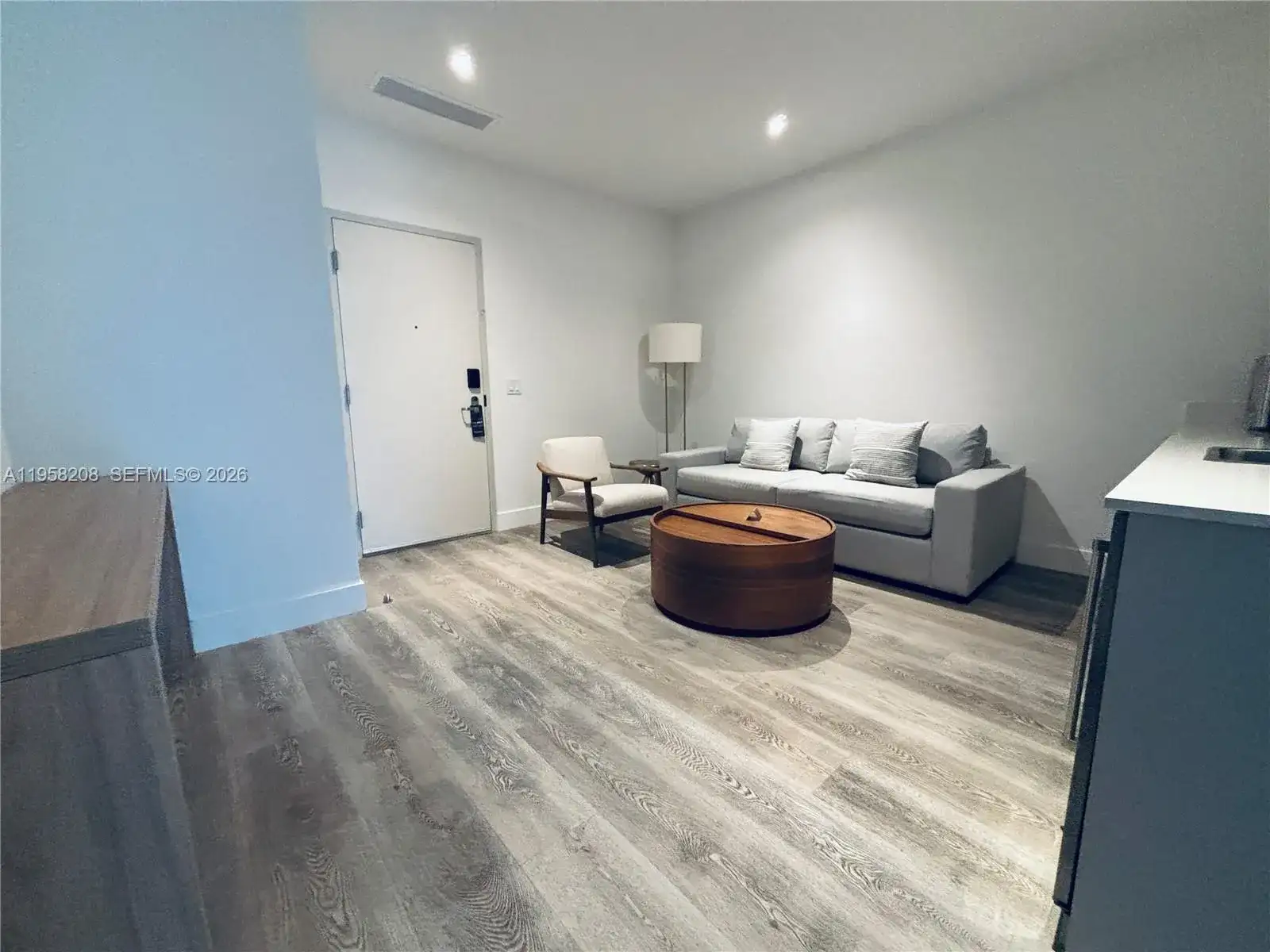 239 SW 9th St # 405, Miami FL 33130 photo 3
