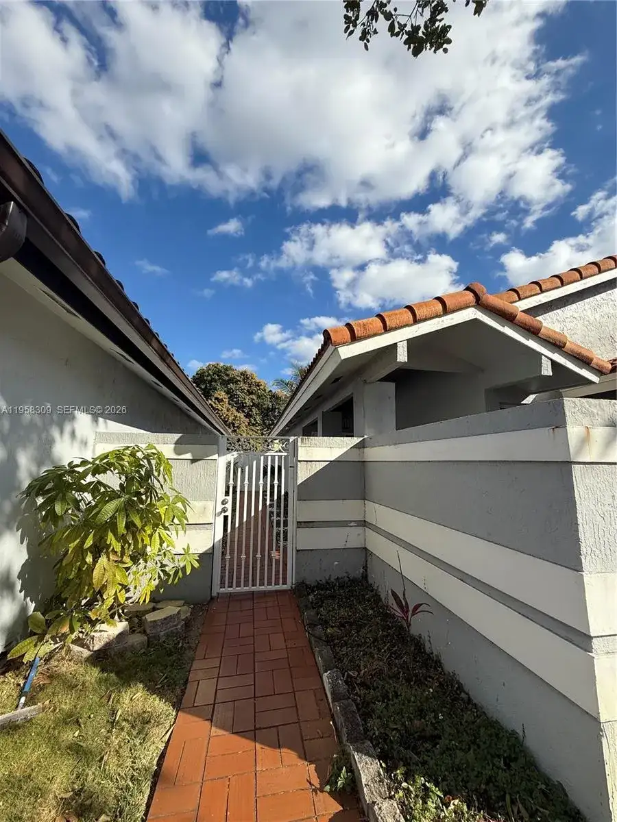 18237 NW 61st Pl, Hialeah FL 33015 photo 2