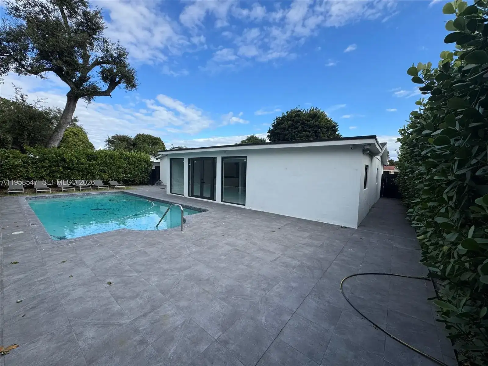 575 NE 179th Dr, North Miami Beach FL 33162 photo 2