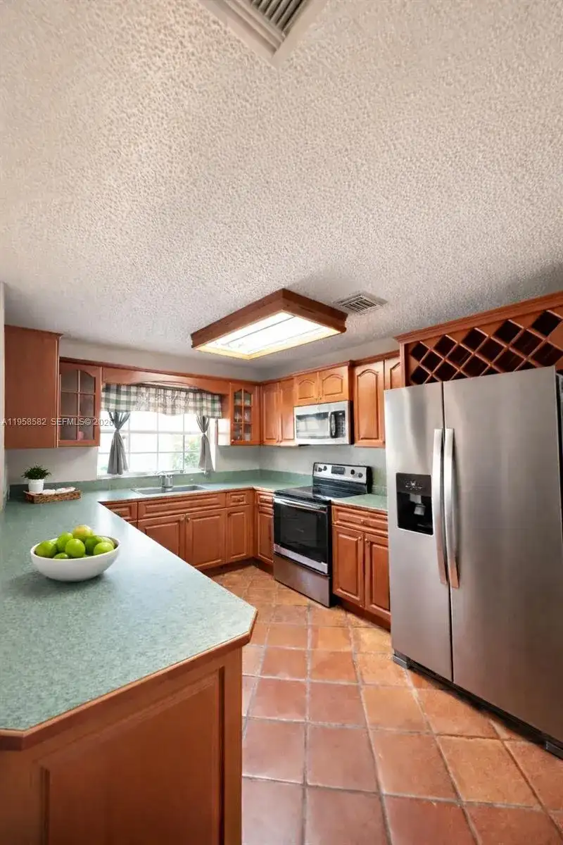 1045 NW 126th Pl, Miami FL 33182 photo 3
