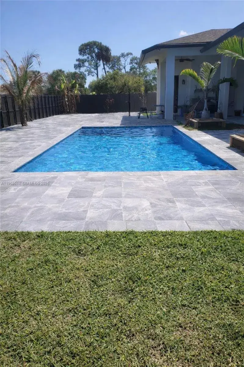 960 Rutherford Ln, Haverhill FL 33415