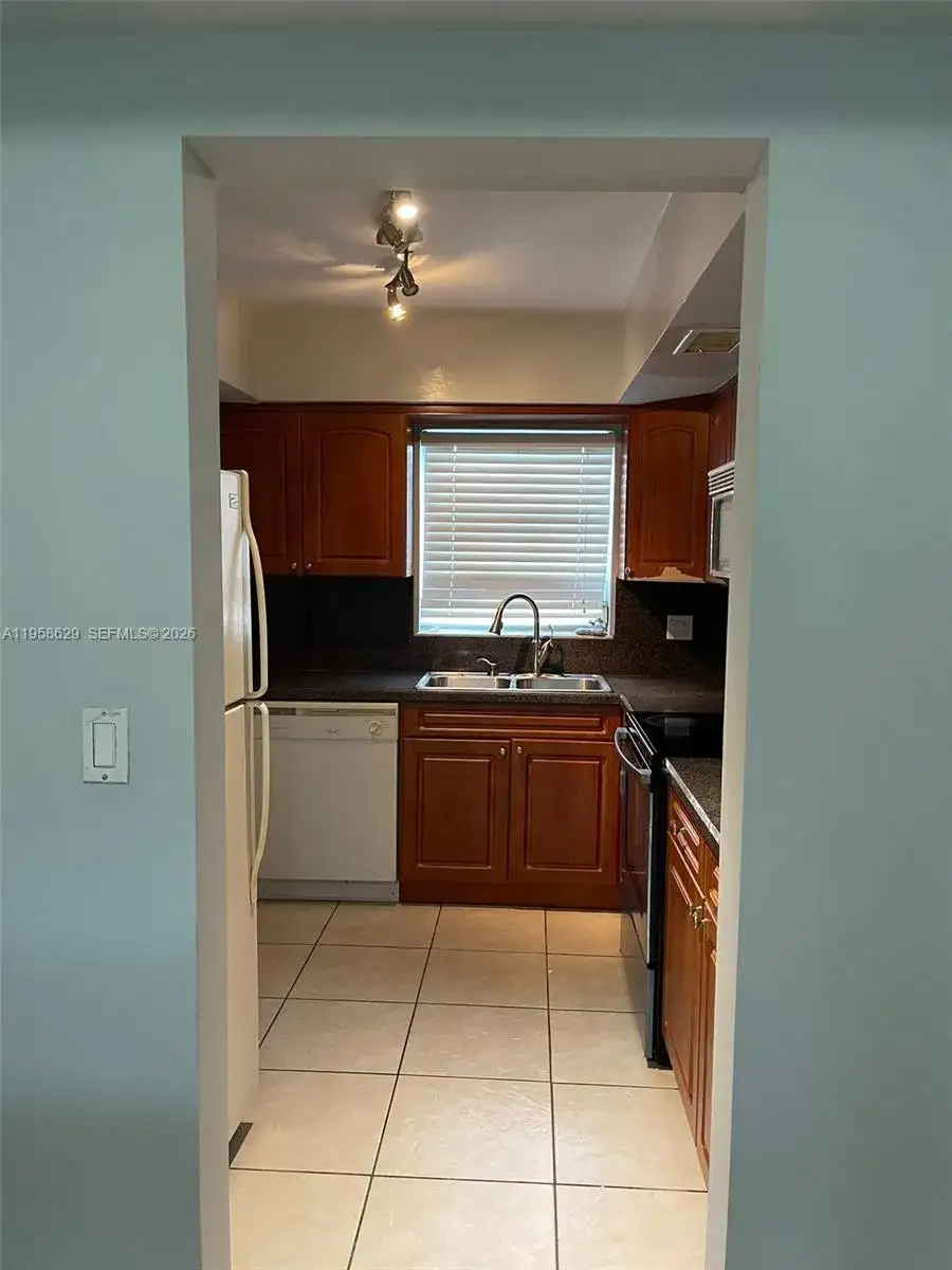 7670 SW 82nd St # H113, Miami FL 33143 photo 3