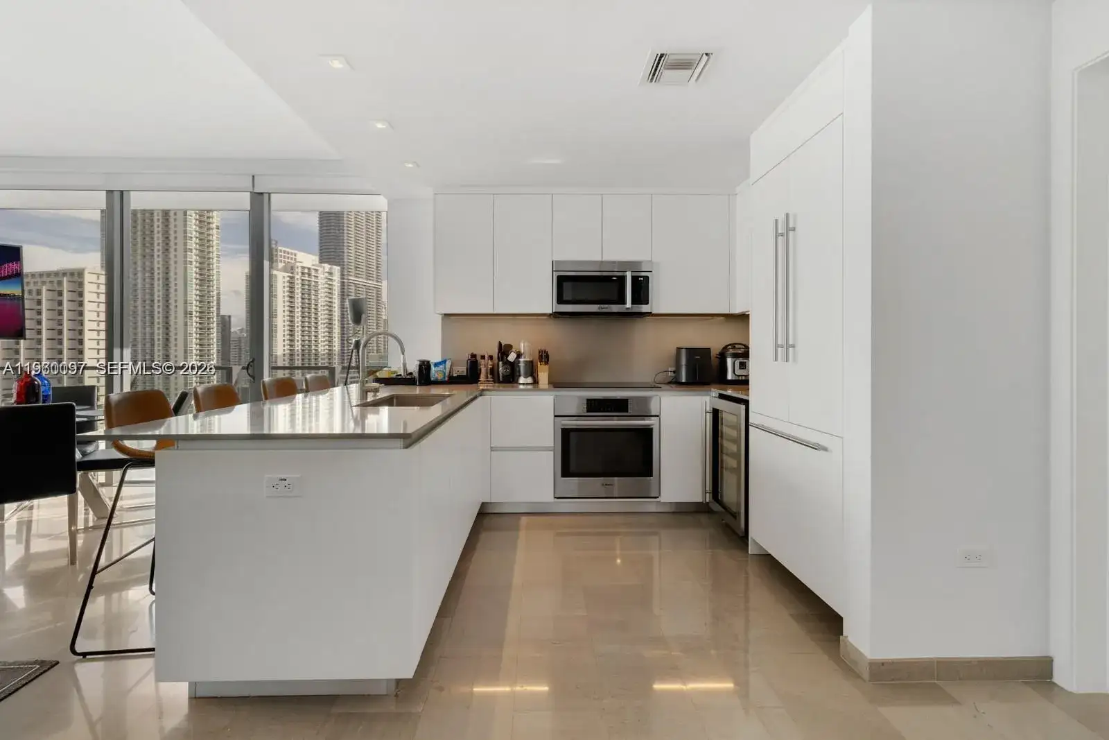 68 SE 6th St # 2101, Miami FL 33131 photo 2