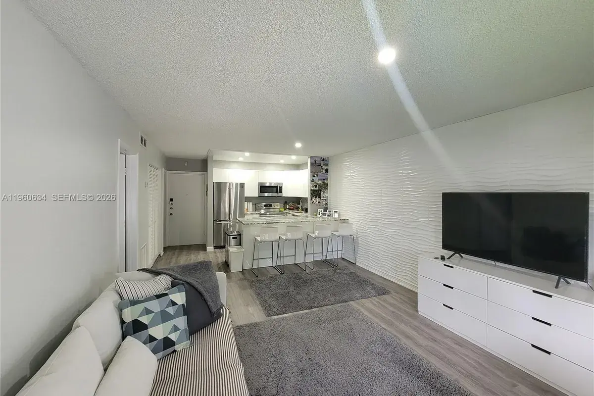 1560 Mckinley St # 104W, Hollywood FL 33020