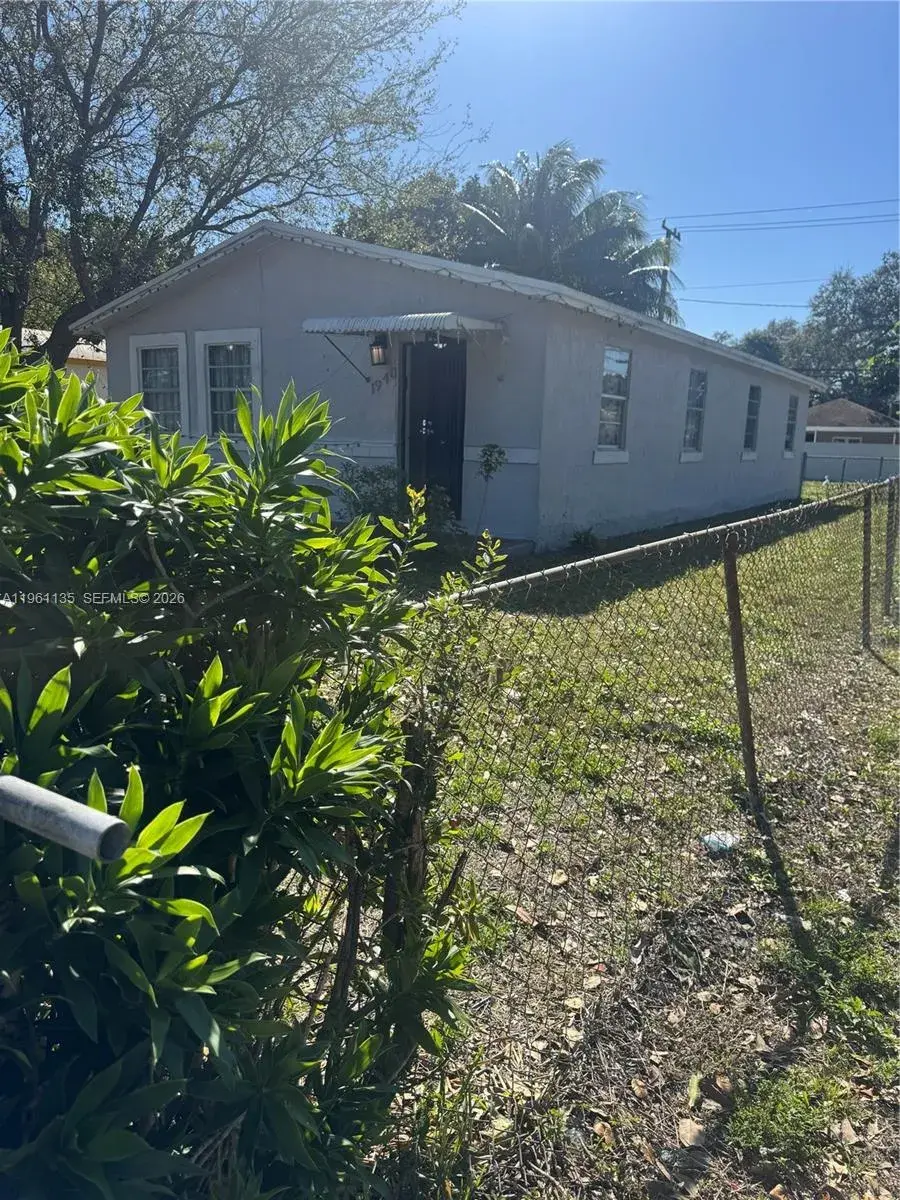 1940 NW 96th St, Miami FL 33147