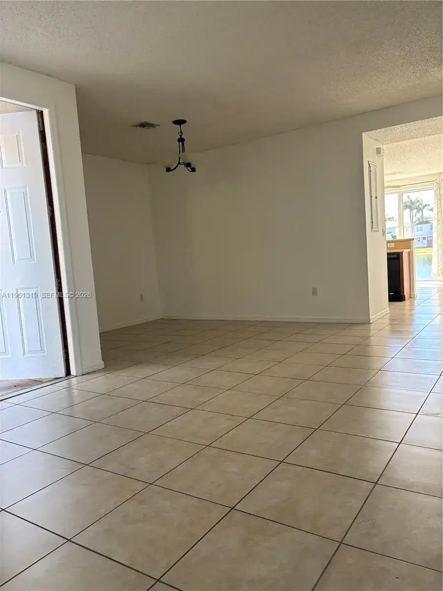 1044 NE 42nd Ter, Homestead FL 33033 photo 3