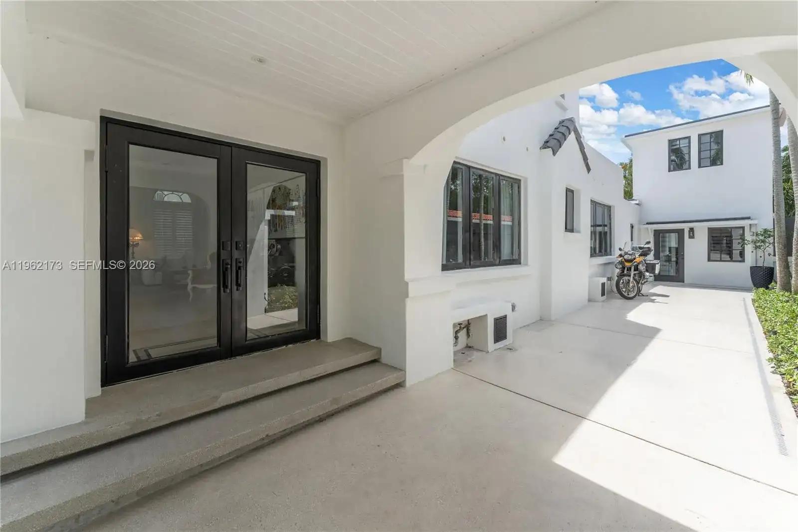 1826 Fairhaven Pl, Miami FL 33133 photo 4