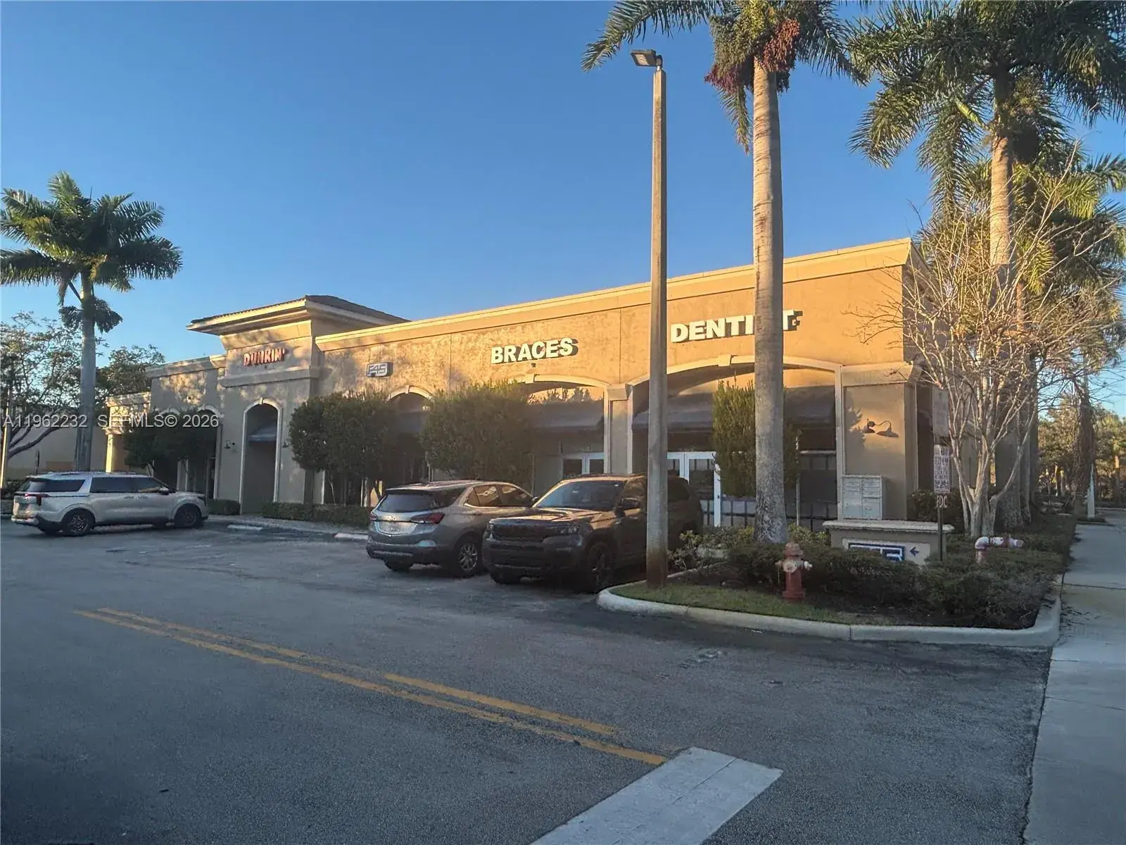 2575 Glades Cir, Weston FL 33327
