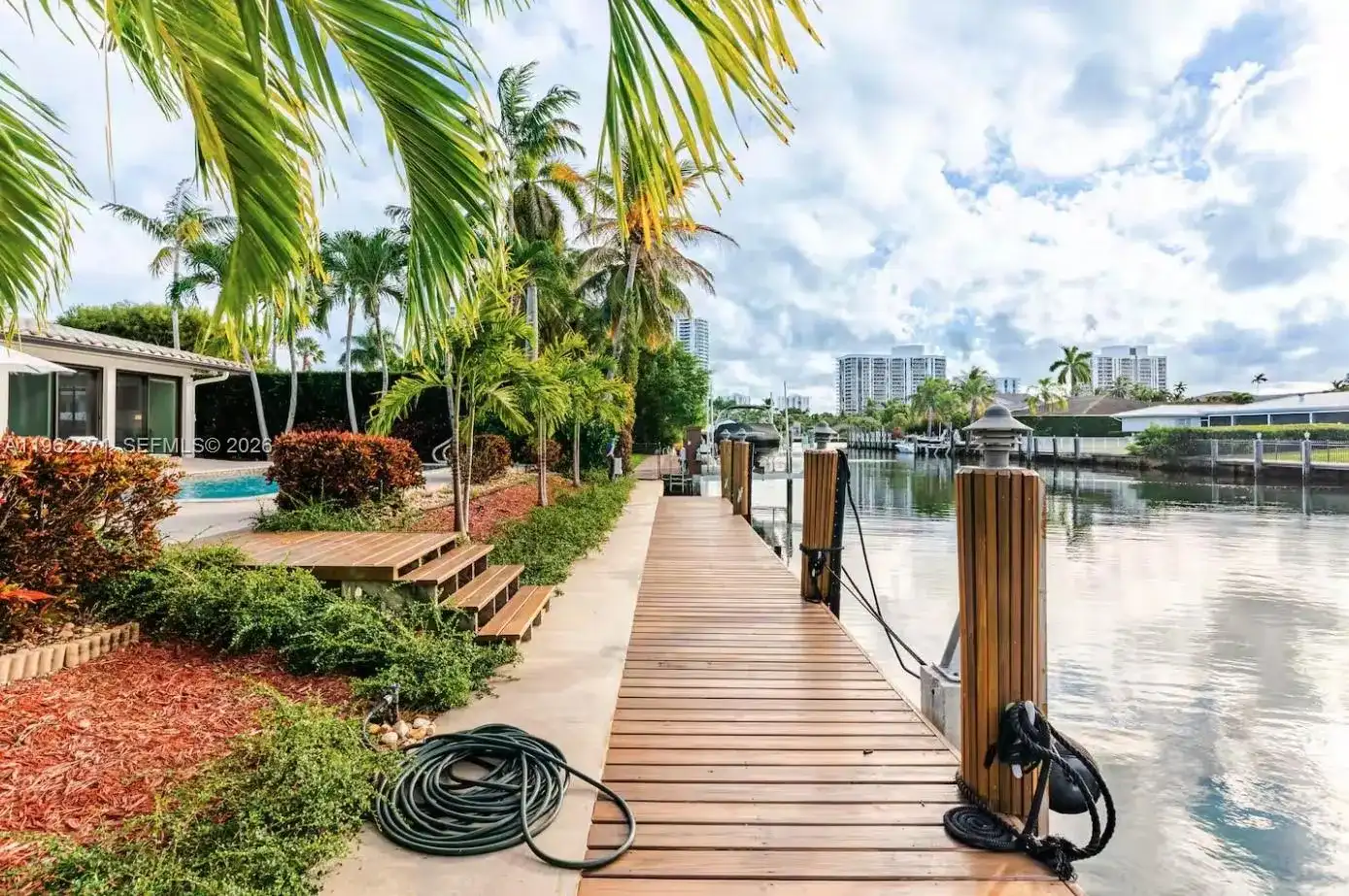 636 Hibiscus Dr, Hallandale Beach FL 33009