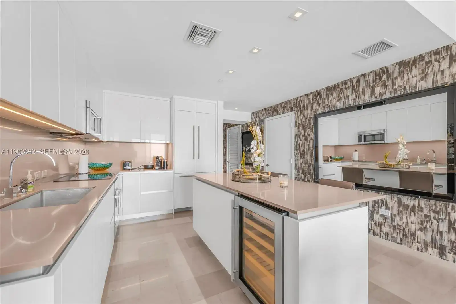 88 SW 7th St # 3806, Miami FL 33130 photo 2