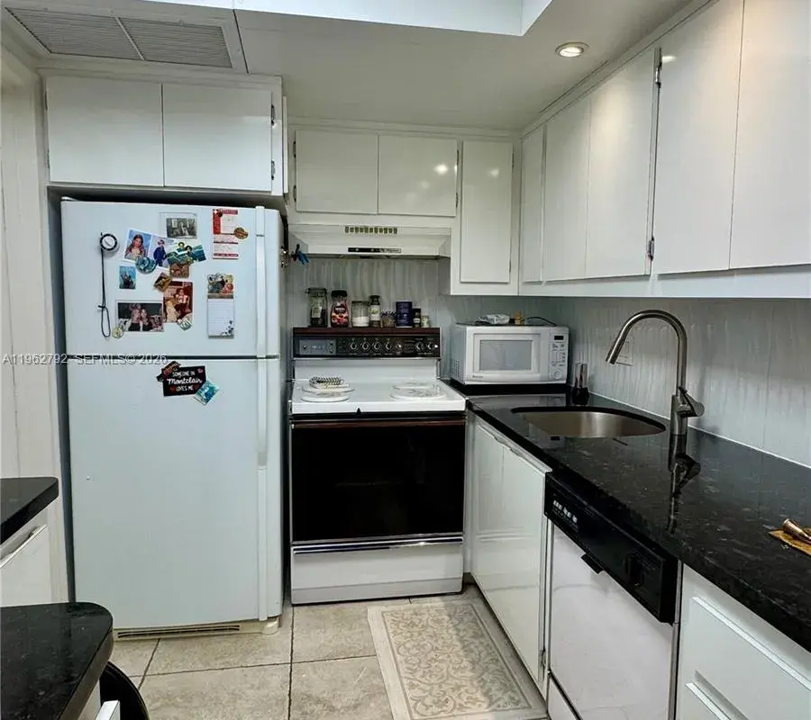 2940 NE 203rd St # C, Aventura FL 33180