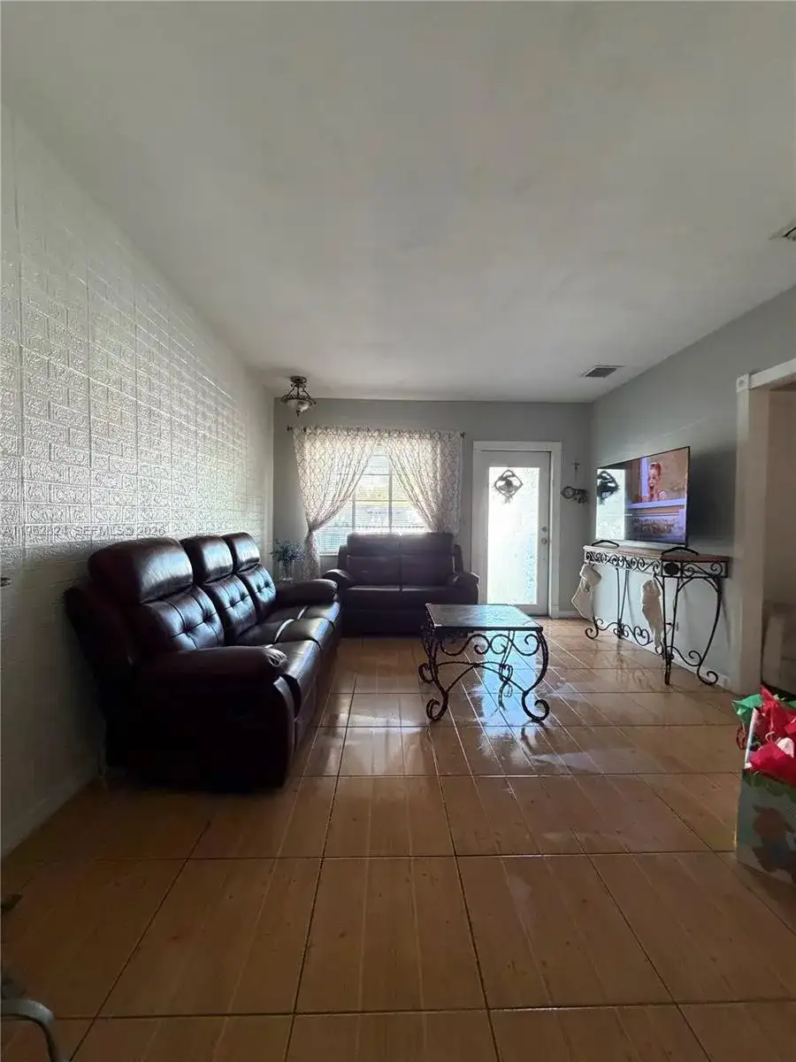 2460 NW 33rd St, Miami FL 33142 photo 4