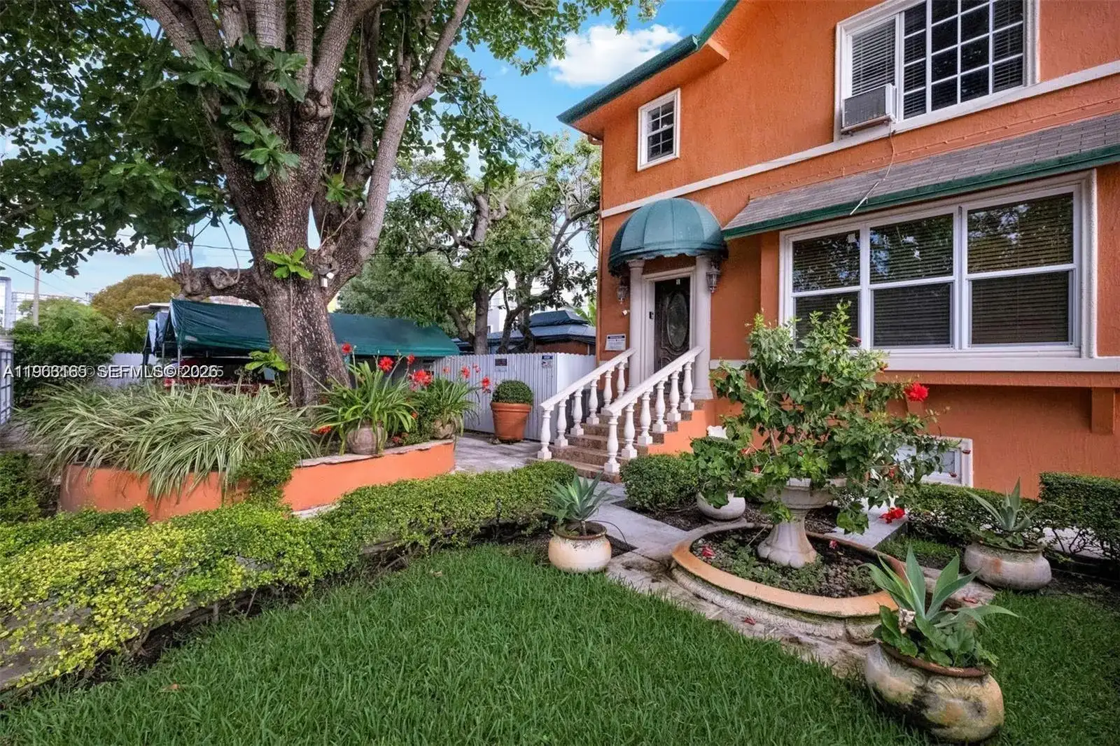 1033 NW 6th St, Miami FL 33136 photo 2