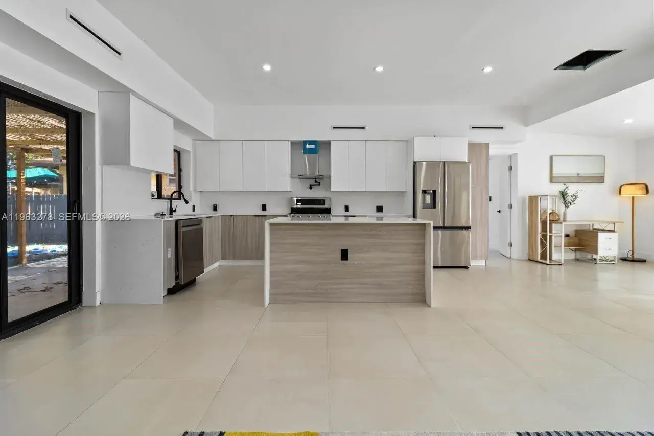 221 NE 4th St, Hallandale Beach FL 33009
