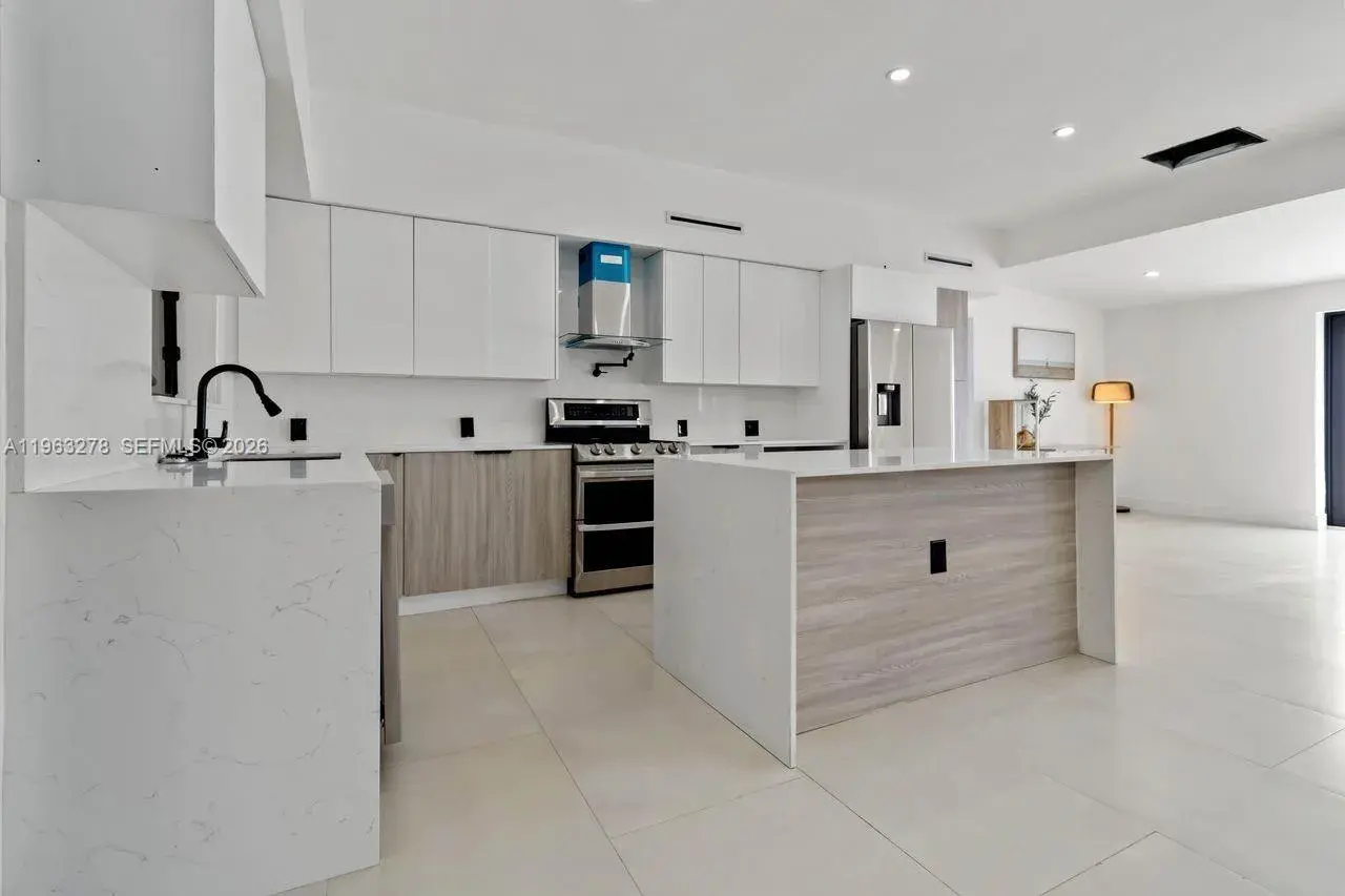 221 NE 4th St, Hallandale Beach FL 33009