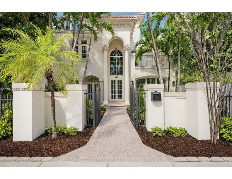 827 SE 2nd Ct, Fort Lauderdale FL 33301 photo 2