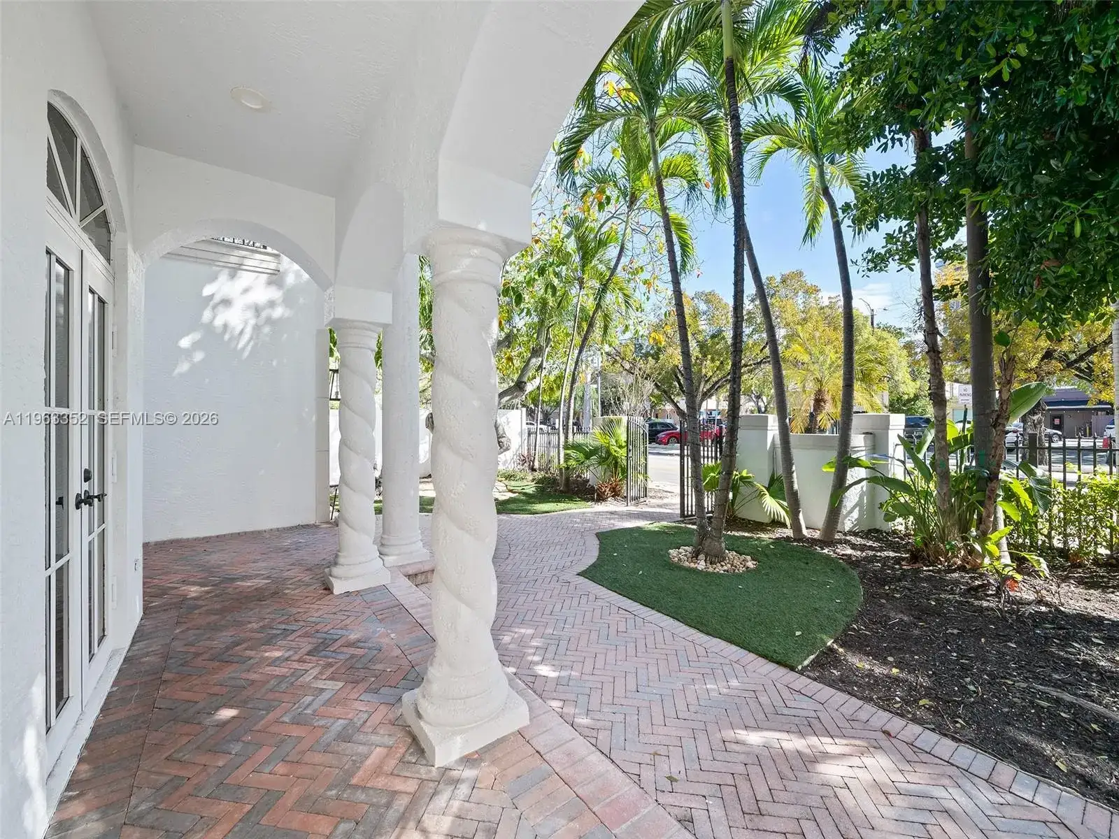 827 SE 2nd Ct, Fort Lauderdale FL 33301 photo 4