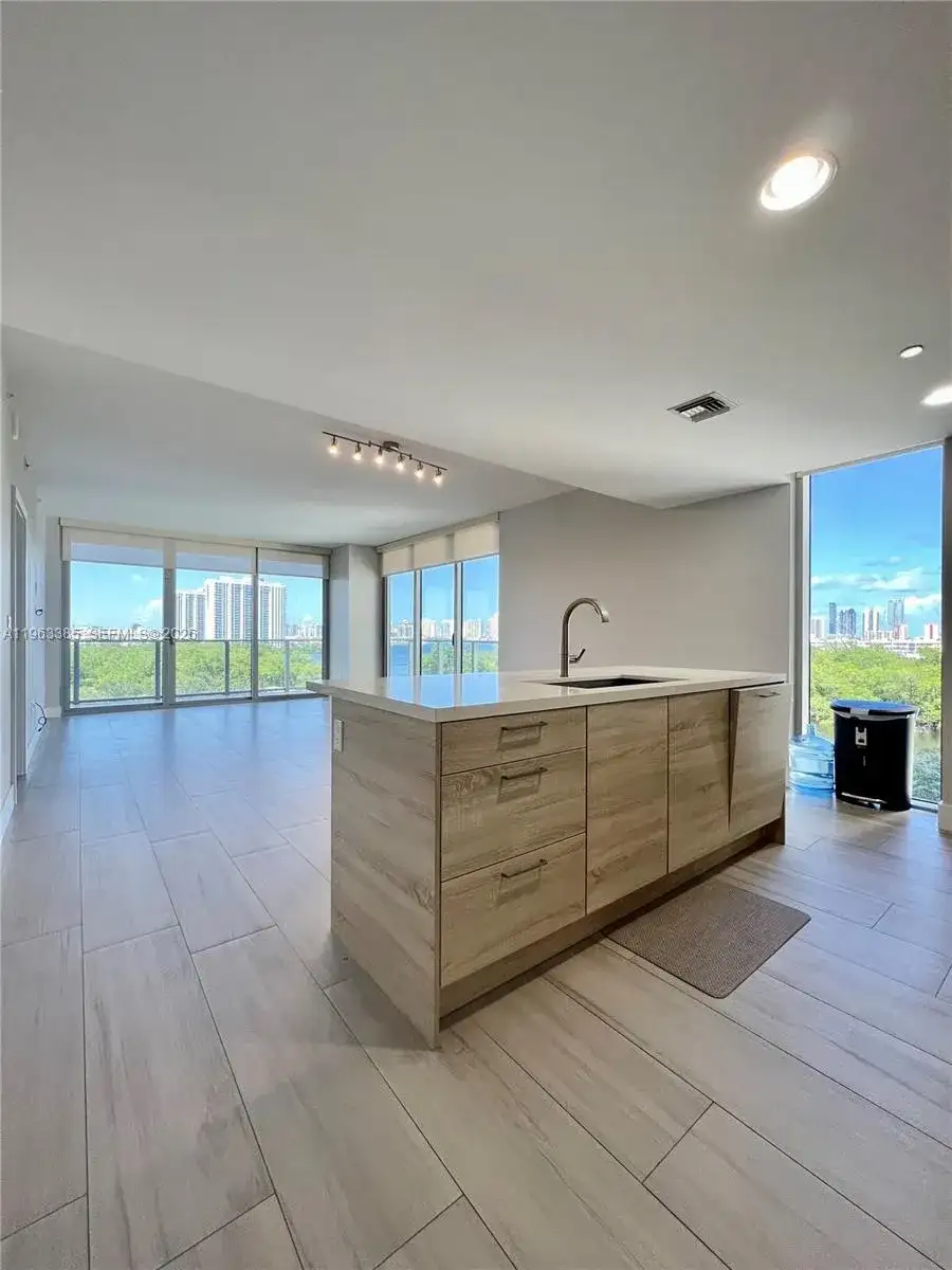16385 Biscayne Blvd # 607, North Miami Beach FL 33160 photo 2