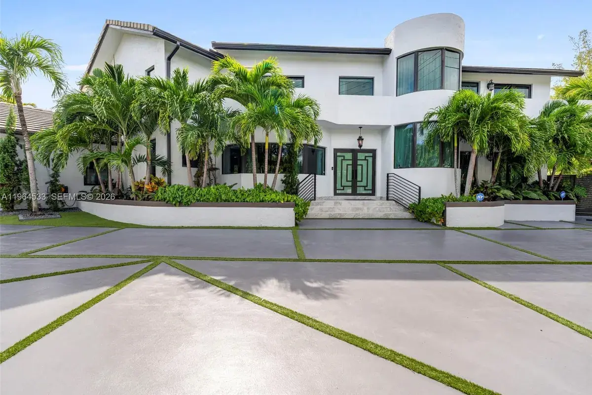 6180 Pine Tree Dr, Miami Beach FL 33140