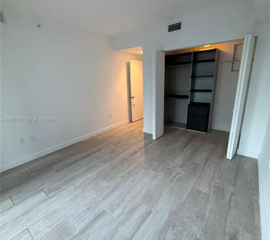 45 SW 9th St # 1004, Miami FL 33130