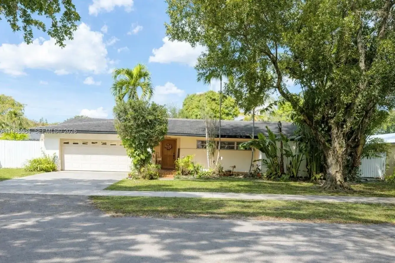 7355 Poinciana Ct, Miami Lakes FL 33014 photo 2