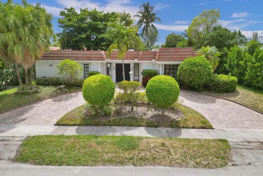 19710 NE 23rd Ave, Miami FL 33180 photo 3