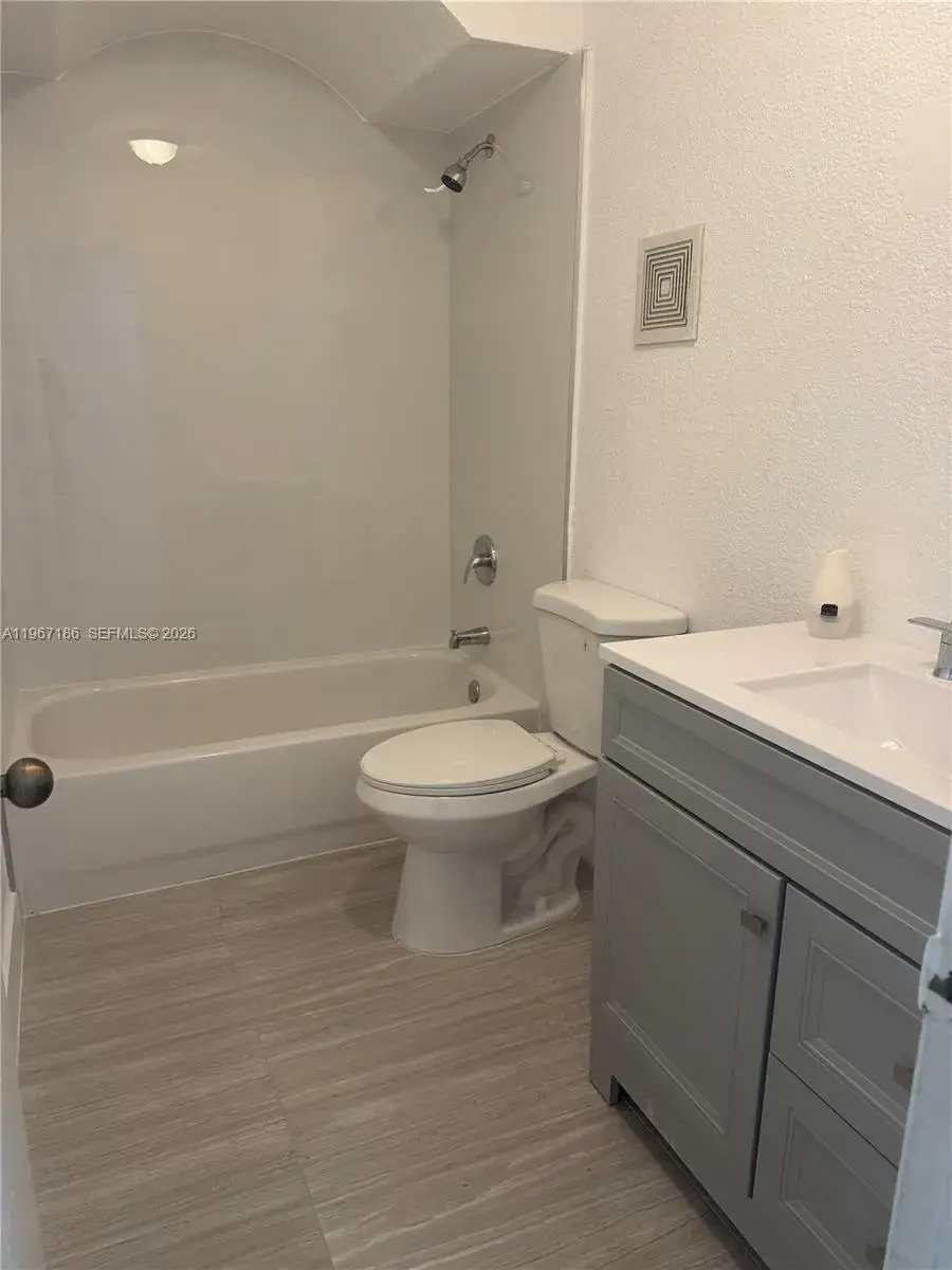17255 SW 95th Ave # 211, Palmetto Bay FL 33157