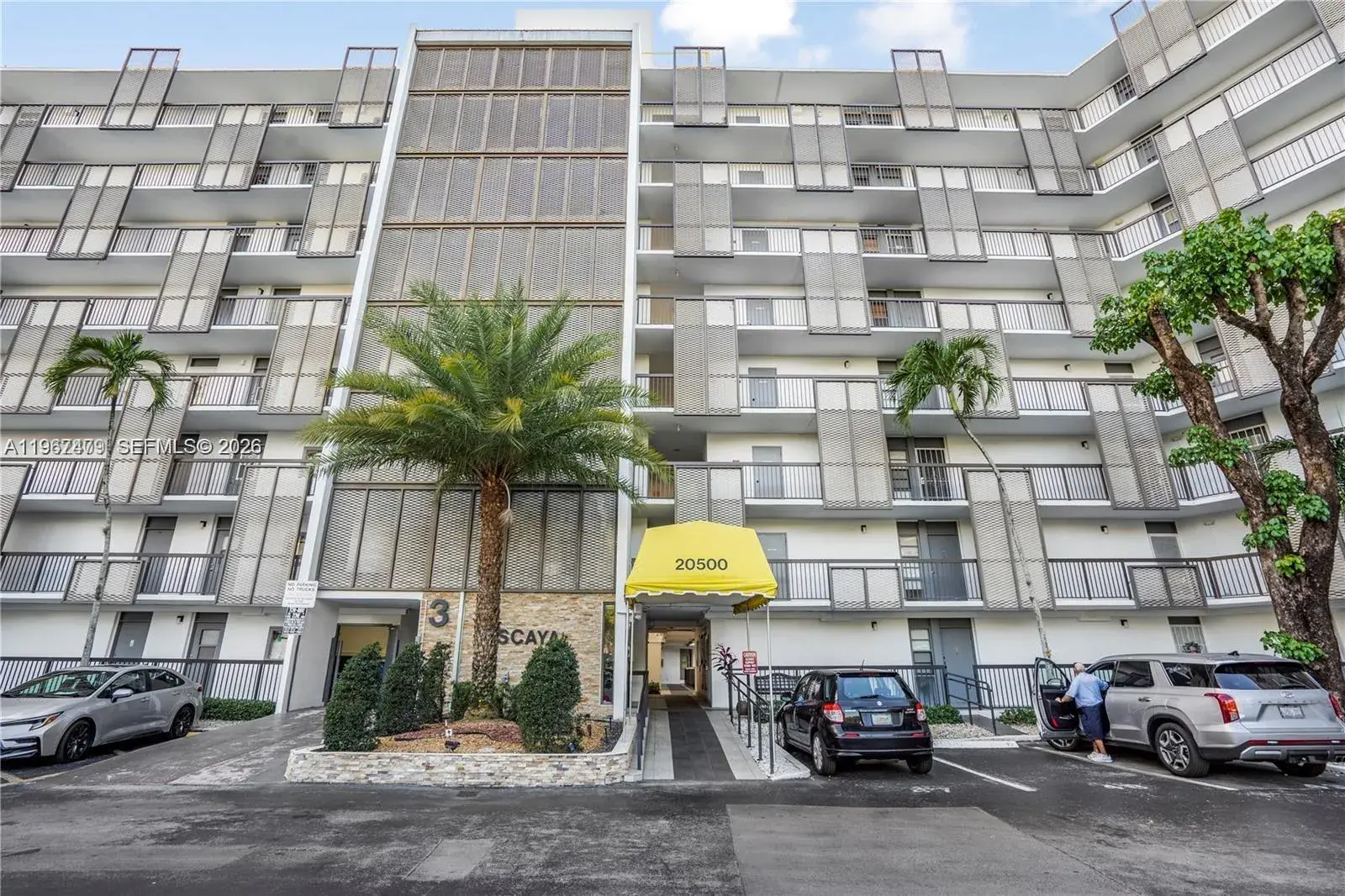 20500 W Country Club Dr # 607, Aventura FL 33180