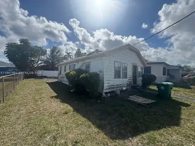 1244 NW 68th Ter, Miami FL 33147 photo 4