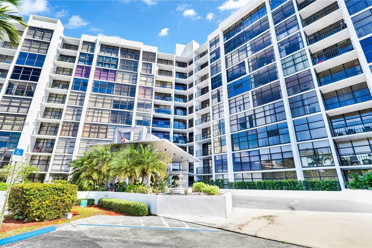 600 Parkview Dr # 621, Hallandale Beach FL 33009