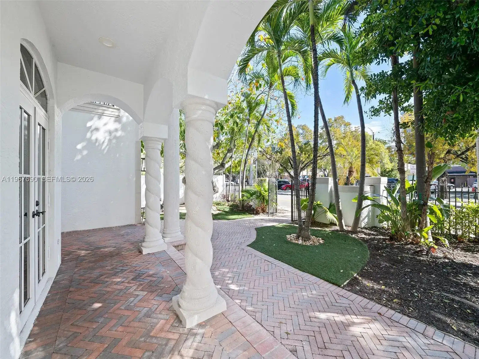 827 SE 2nd Ct, Fort Lauderdale FL 33301 photo 4