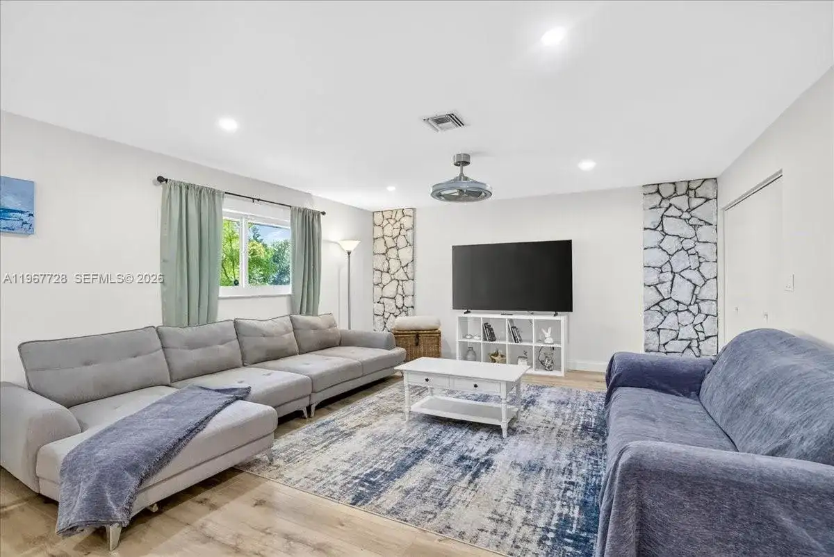3211 Calle Largo Dr, Hollywood FL 33021 photo 2