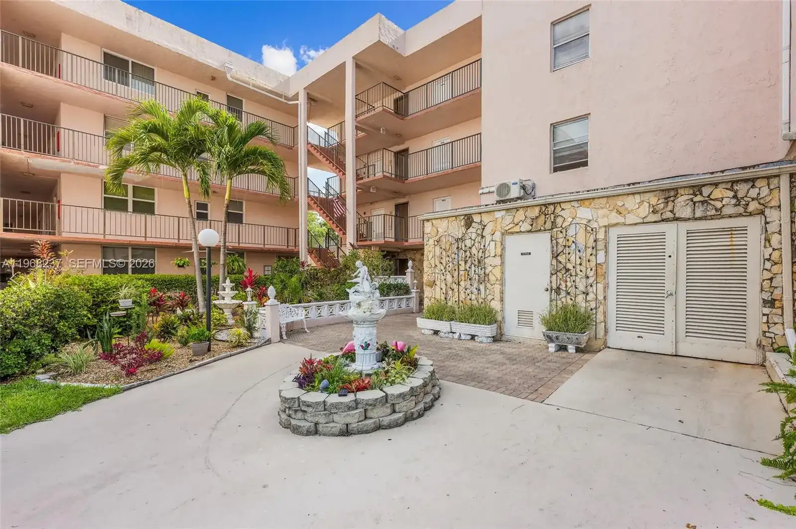 2861 Somerset Dr # 104, Lauderdale Lakes FL 33311