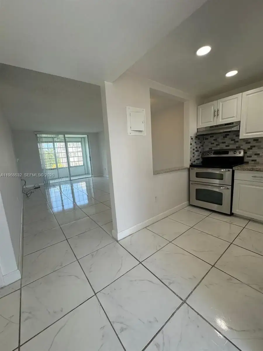 8135 Sunrise Lakes Blvd # 205, Sunrise FL 33322 photo 3
